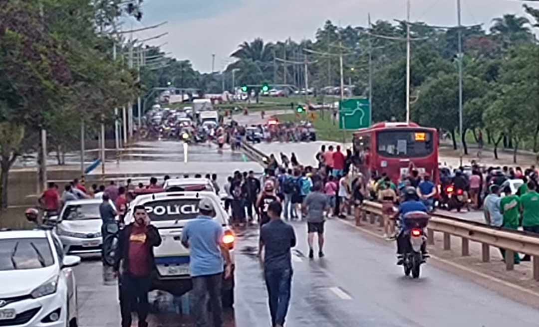 Passageiros precisam remarcar voos após principal via de acesso ao Aeroporto ficar alagada