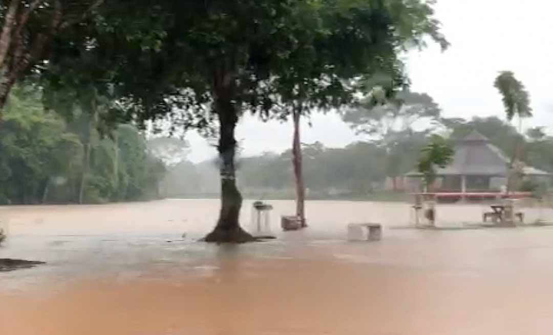 “Lago das Capivaras” transborda e inunda ruas da UFAC