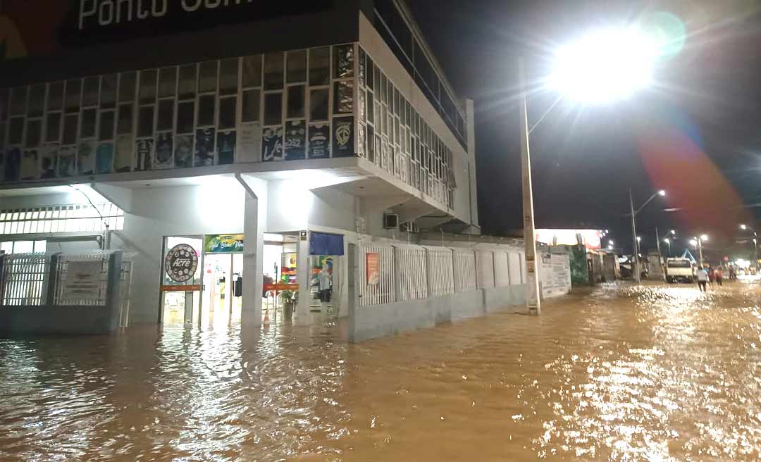 Igarapé São Francisco transborda na Getúlio Vargas perto da Ponto Sem Nó e comerciantes correm para salvar móveis e mercadorias