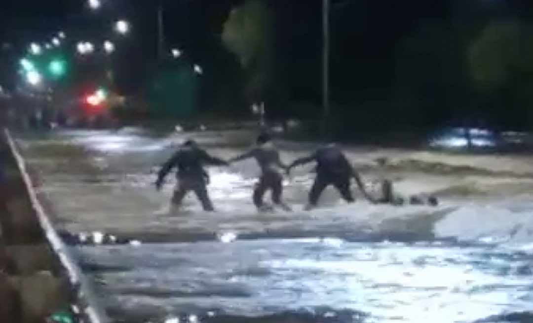 Ciclista tenta atravessar trecho alagado perto da Ufac, cai na correnteza e é salvo por bombeiros e policiais