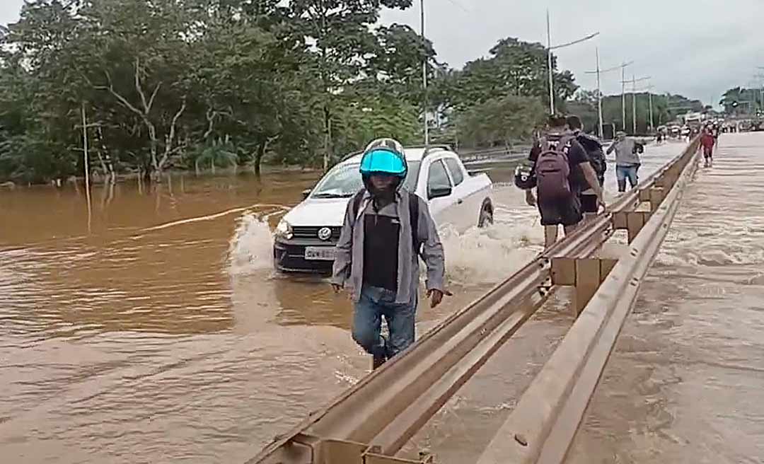 Igarapé Dias Martins transborda e bloqueia trânsito para o Universitário, Custódio Freire e aeroporto