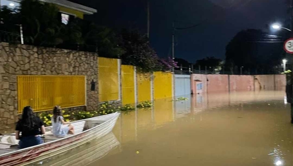 Igarapé atinge casa da prefeita em exercício Marfisa Galvão e do senador Petecão