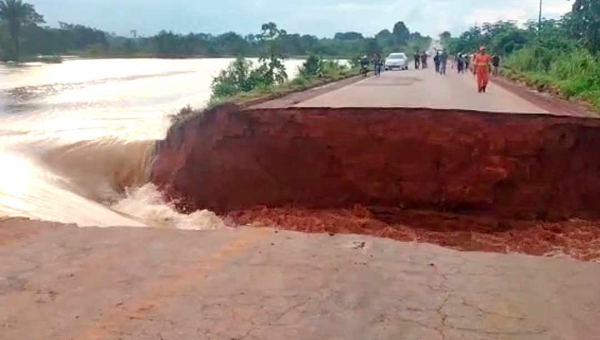 Balneário Quinoá transborda e aparta BR-364