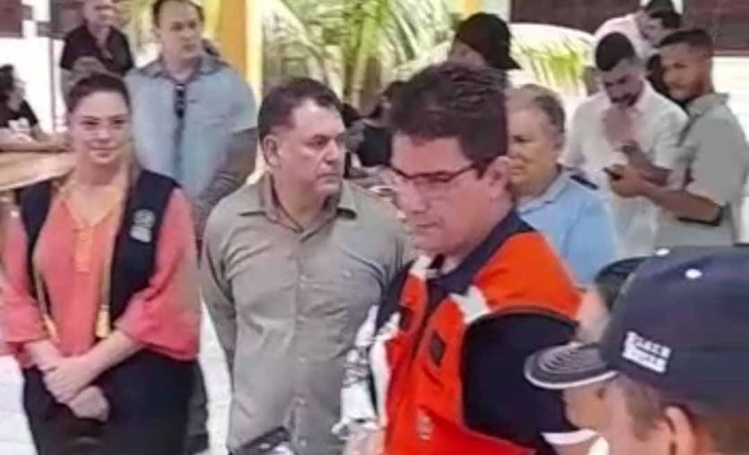 Gladson visita famílias abrigadas na escola Terezinha Miguéis, no 2º Distrito e faz sobrevoo e áreas alagadas