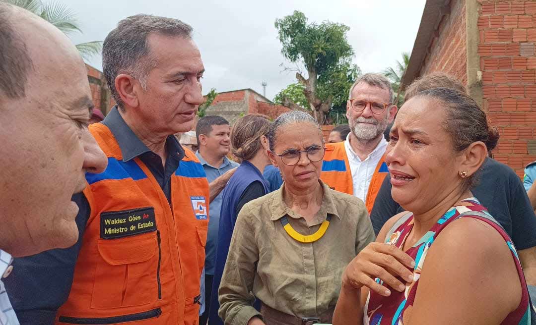 Mulher que teve casa levada por enxurrada no bairro Conquista chora desesperada e pede ajuda a Bocalom, Gladson e ministros