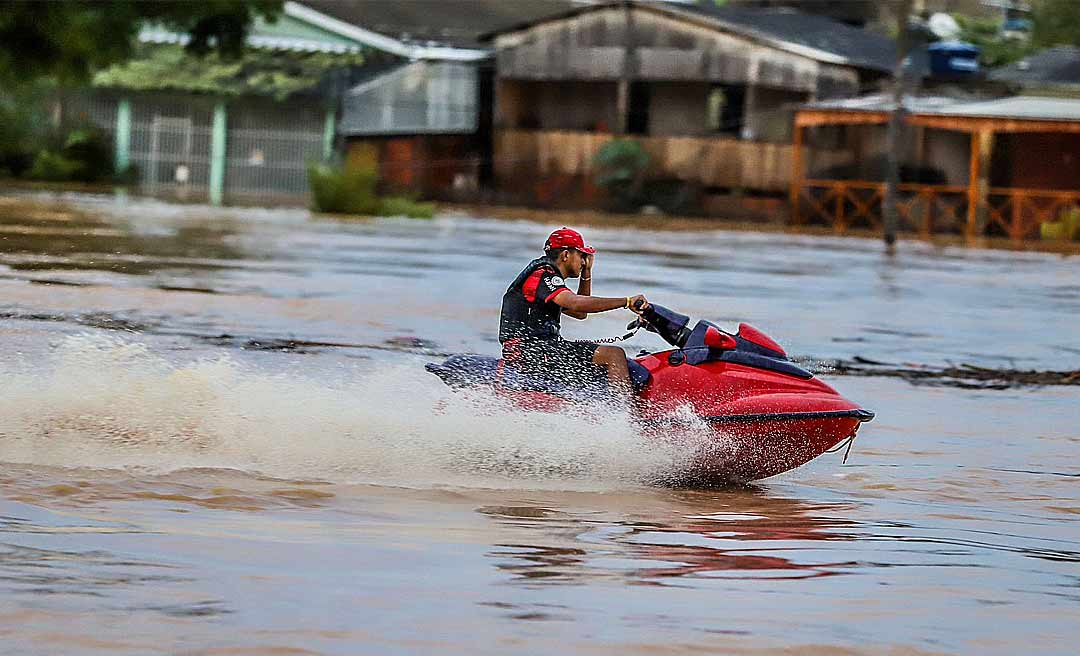 Condutores de jet skis não atendem a recomendação do CBMAC e continuam usando veículos no rio Acre na cheia