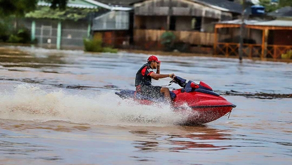 Condutores de jet skis não atendem a recomendação do CBMAC e continuam usando veículos no rio Acre na cheia