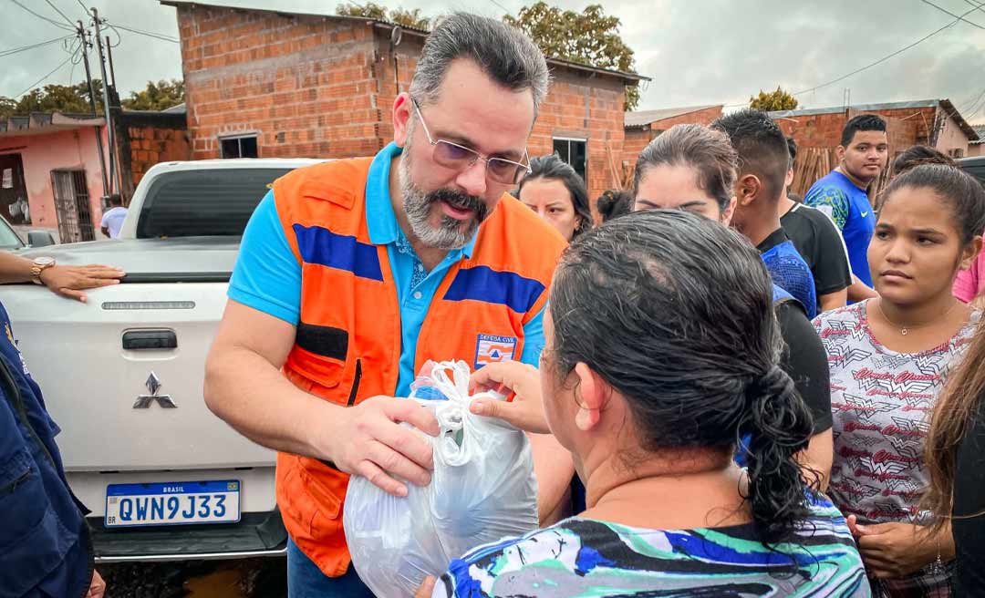 Senador Alan Rick entrega donativos as famílias atingidas pelas cheias