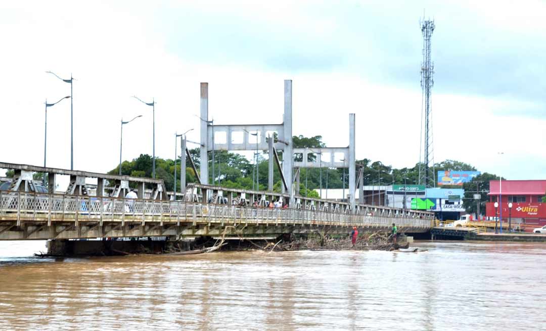 Com a cheia do Rio Acre na Capital, balseiros começam a ser retirados das pilastras da Ponte JK