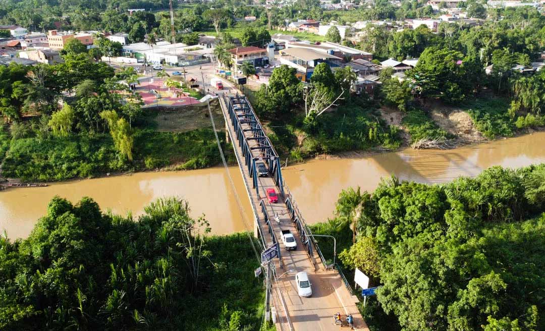 Ponte que liga Epitaciolândia a Brasileia tem tráfego reduzido, por conta da cheia do Rio Acre