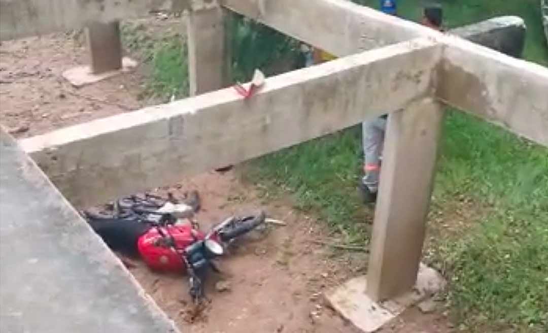 Motociclista cai de passarela que ficou danificada por enxurrada do São Francisco