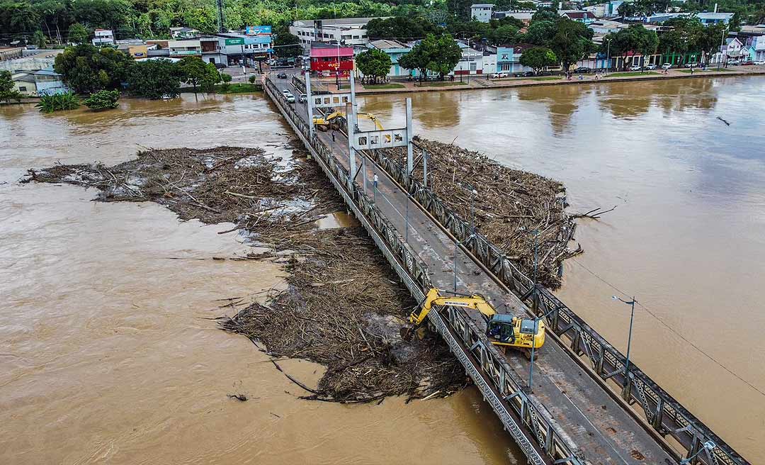 Rio Acre 16, 86 metros: ponte JK interditada e água invadindo a Gameleira