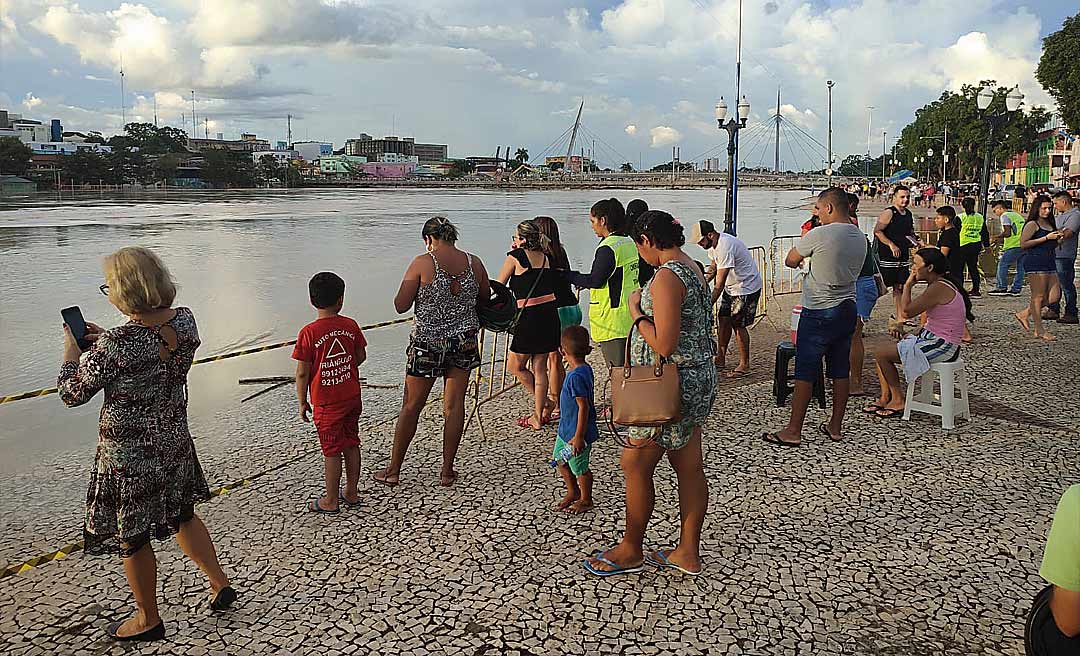 Cheia do rio Acre vira atração turística na Gameleira