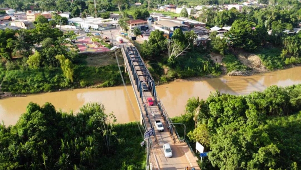 Ponte que liga Epitaciolândia a Brasiléia é liberada após diminuição das águas do rio Acre