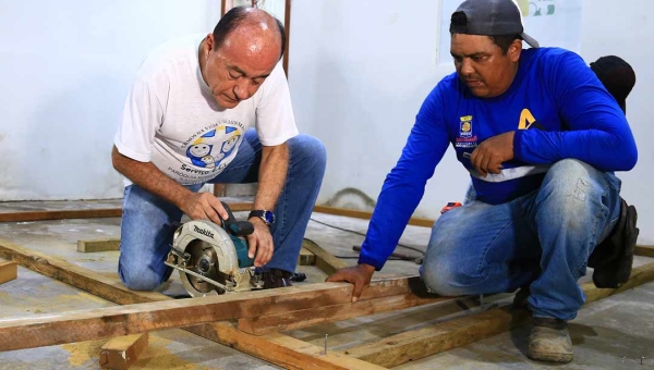 Prefeito de Rio Branco põe a mão na massa na construção de abrigos para os atingidos pela cheia do Rio Acre