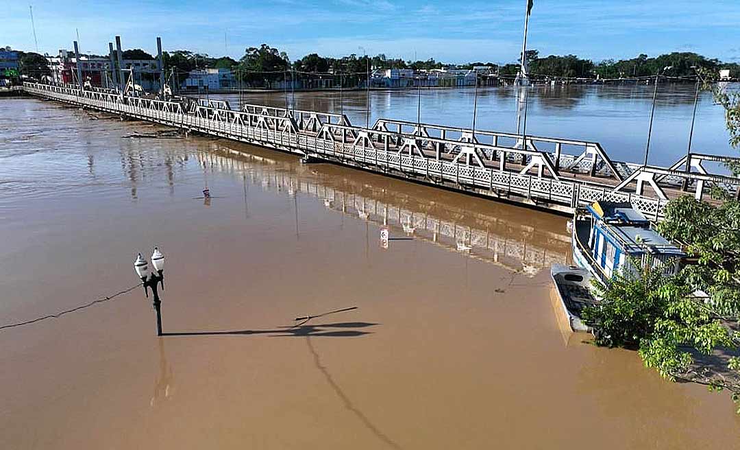 Equipes do Deracre retiram 200 toneladas de balseiros represados na Ponte Juscelino Kubitschek