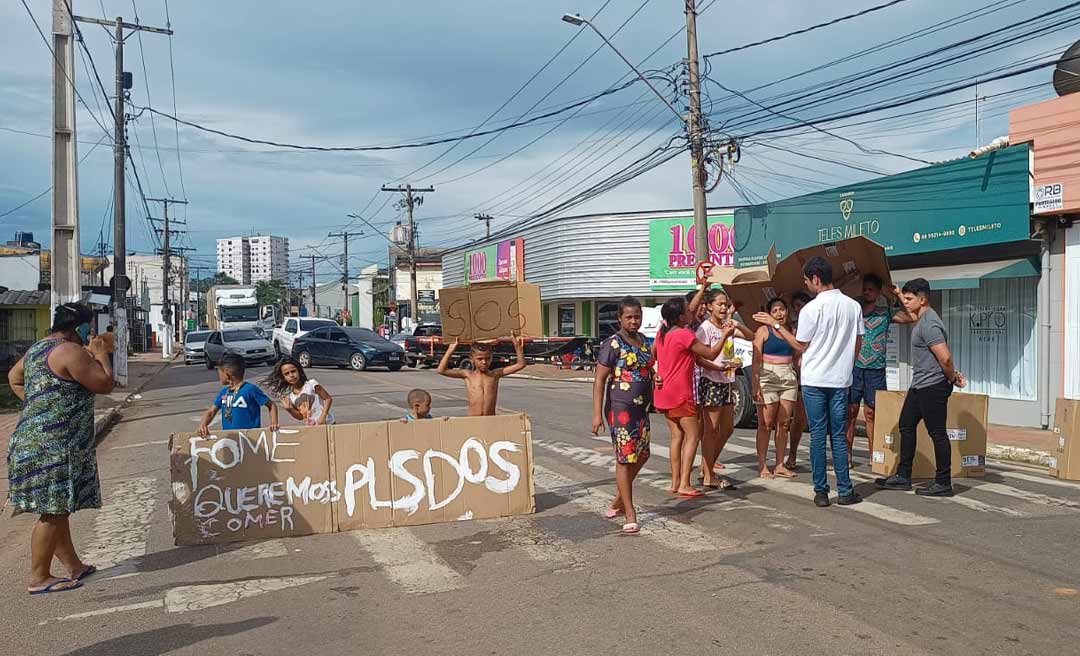 Famílias fecham rua e protestam contra má qualidade da alimentação em abrigo do governo do Acre