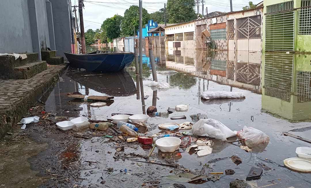 Ruas alagadas de Rio Branco são tomadas pelo lixo