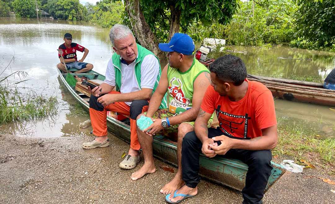 Petecão visita bairros alagados em Rio Branco e promete mais ajuda