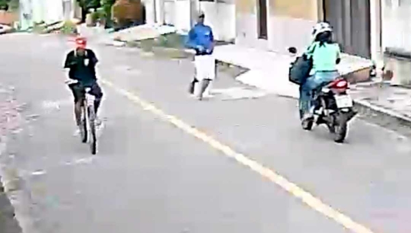 Dupla de criminosos em bicicleta rende mulher e rouba moto em plena luz do dia no Tangará