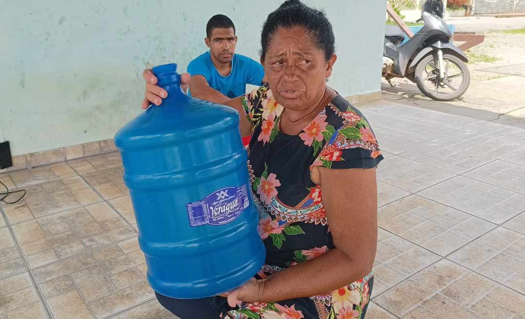 Sem alimentação e água para beber, dona de casa atingida pela enchente clama por ajuda no bairro Habitasa