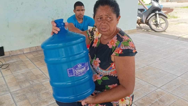 Sem alimentação e água para beber, dona de casa atingida pela enchente clama por ajuda no bairro Habitasa