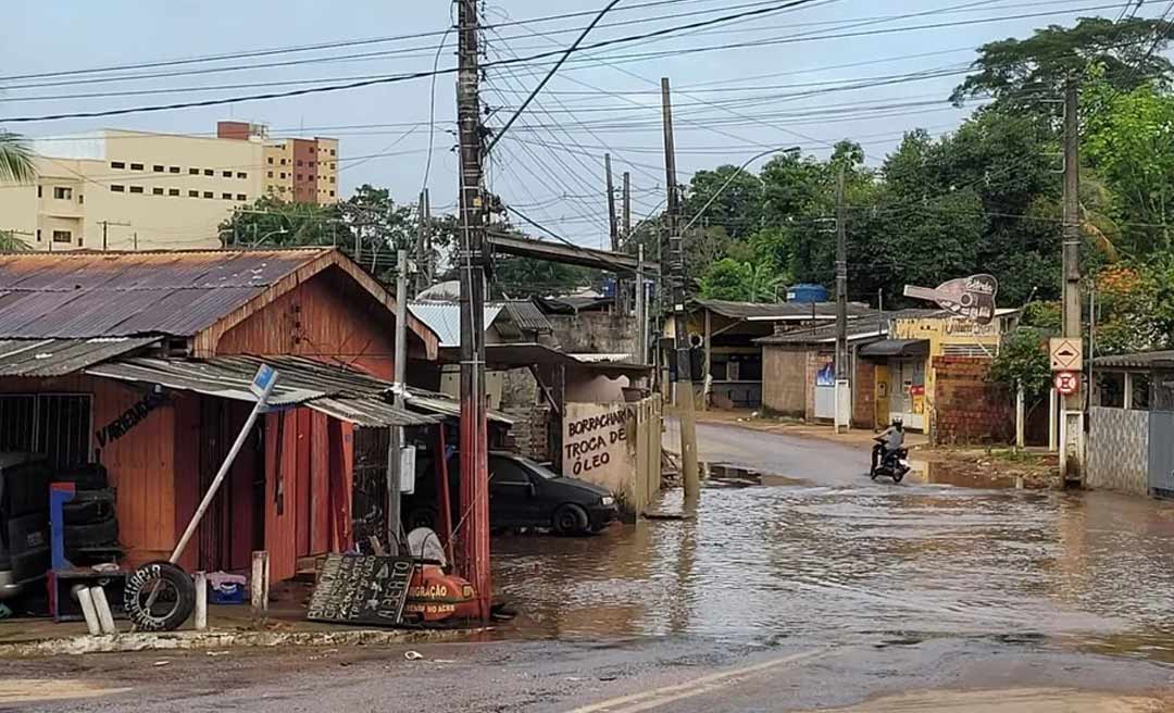 Igarapé São Francisco volta a transbordar na Baixada da Colina