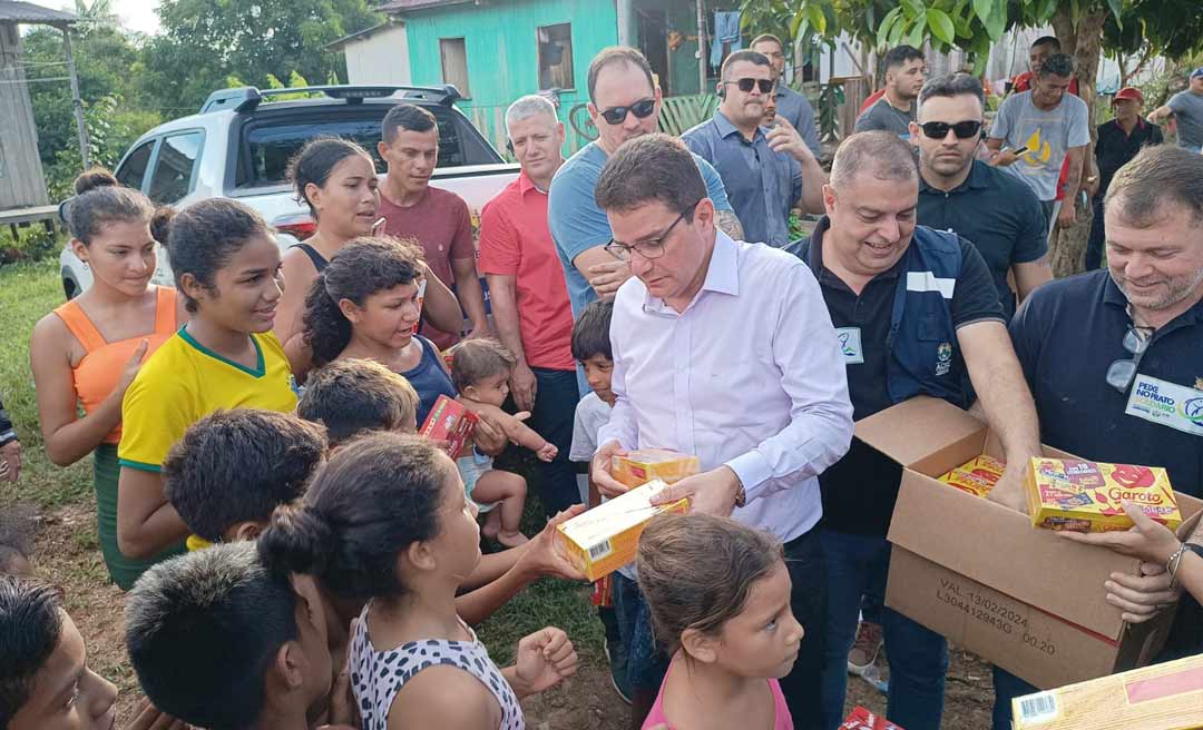 Gladson entrega peixes e chocolates a famílias atingidas pelo igarapé São Francisco na Vila Maria