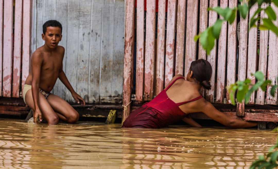 44 famílias já retornaram para suas casas após o início da vazante do rio Acre em Rio Branco