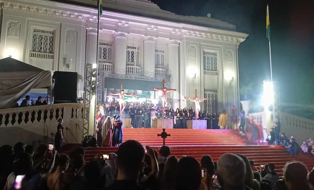 Encenação da morte de Cristo atrai milhares em Rio Branco