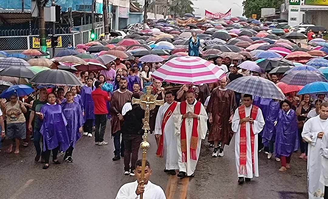 Debaixo de chuva, católicos saem às ruas na Procissão do Cristo Morto em Rio Branco