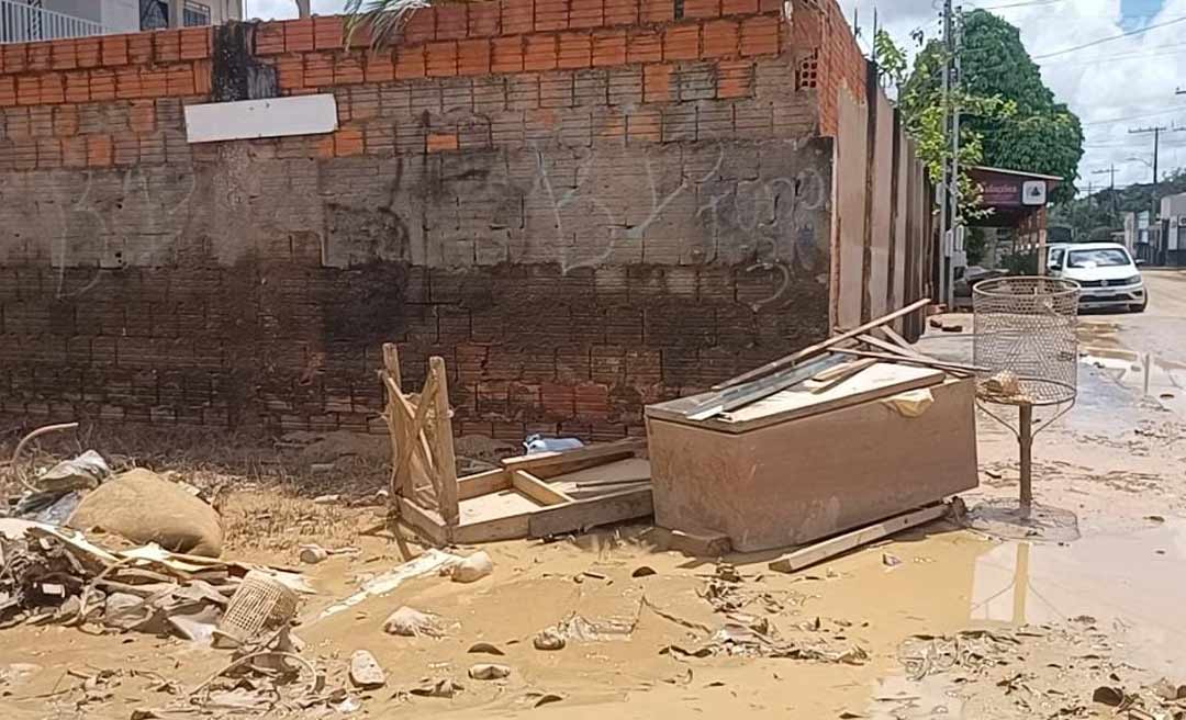 Em meio a um cenário de destruição deixado pela cheia do rio Acre famílias começam a retornar para suas casas