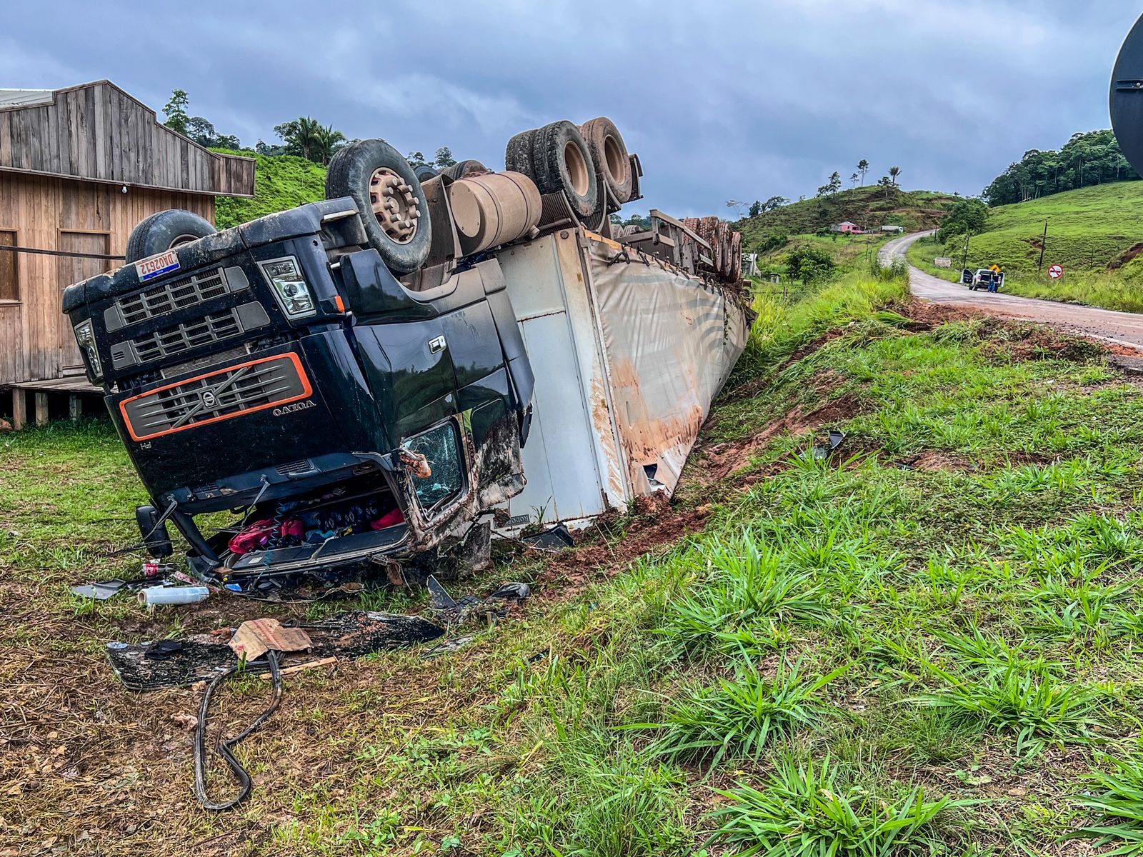 Carreta tomba devido às más condições da BR 364 entre Tarauacá e Cruzeiro do Sul