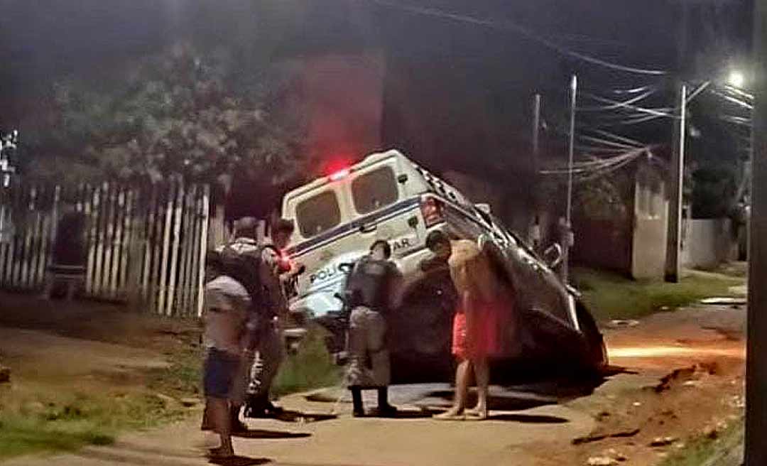 Viatura da PM cai em buraco no bairro Plácido de Castro durante ronda