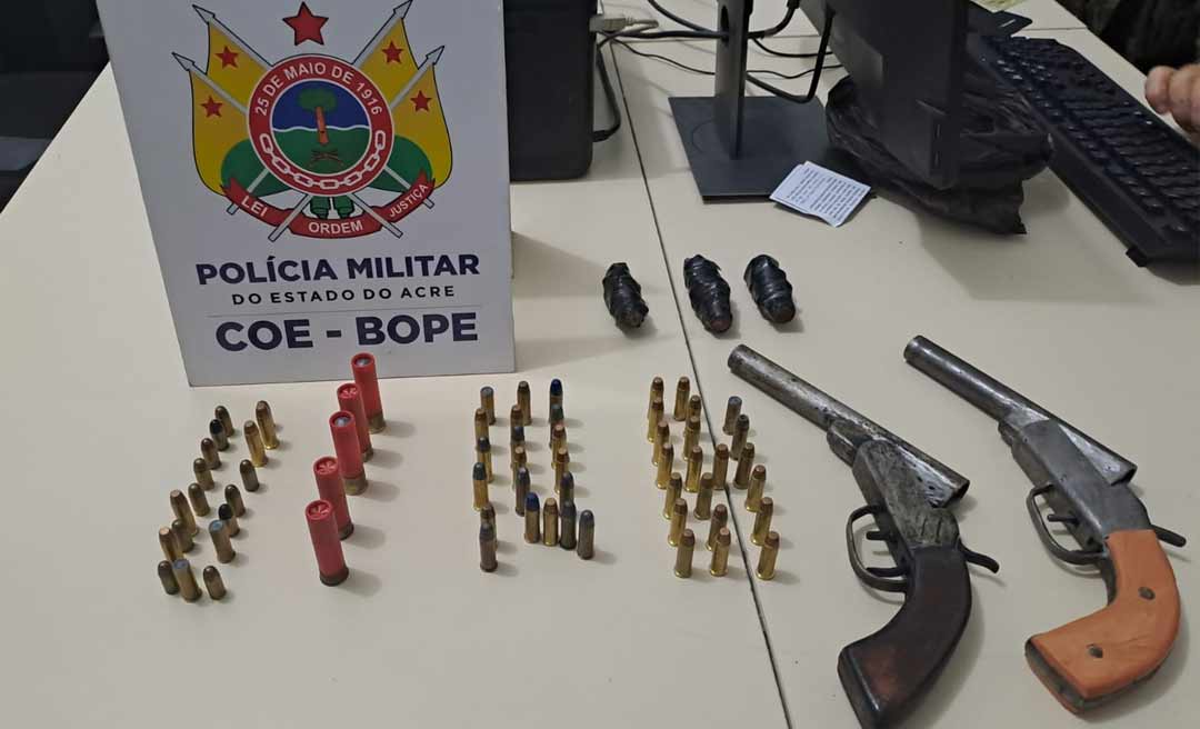 PM prende dupla com artefatos explosivos, armas e munições no Cidade do Povo