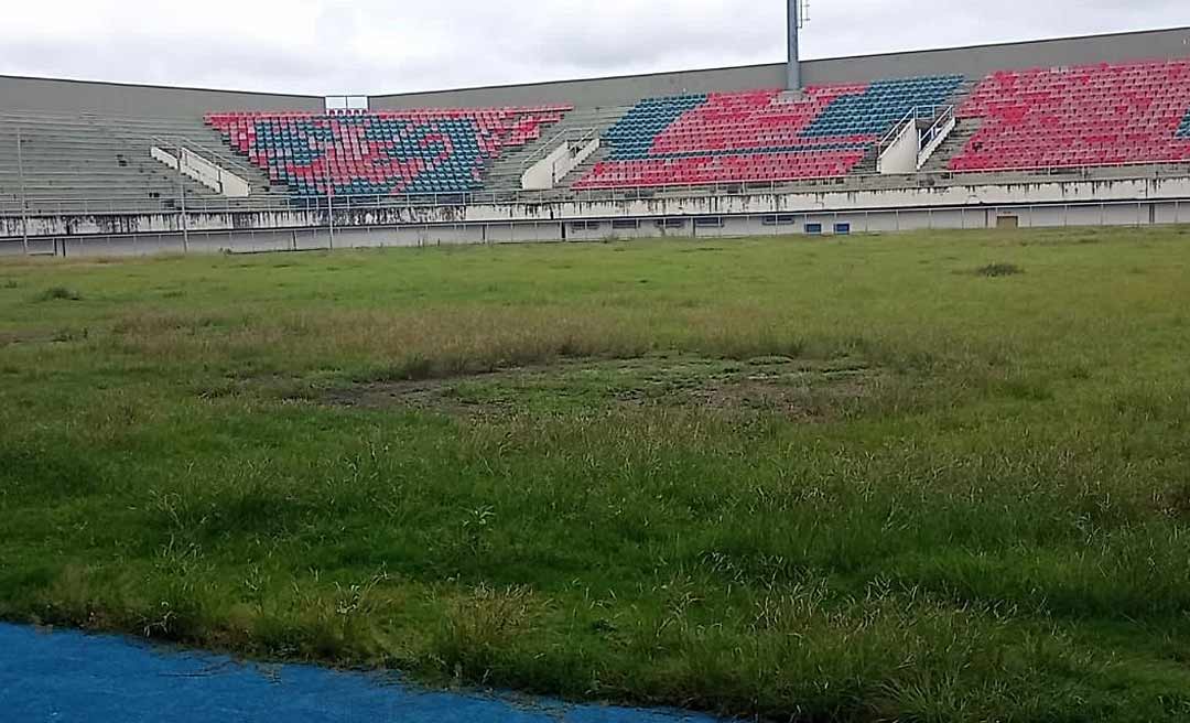 “O abandono é isso aqui”, diz Edvaldo Magalhães ao mostrar fotos da situação do Arena da Floresta