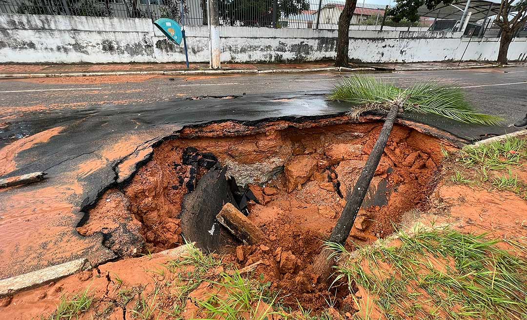 Adutora rompe na avenida Ceará, abre cratera e provoca congestionamento