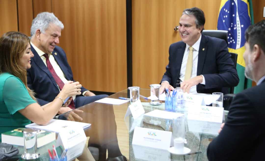 Petecão e a reitora do IFAC, Rosana Cavalcante, reuniram-se com o Ministro da Educação para solicitar aumento de repasses