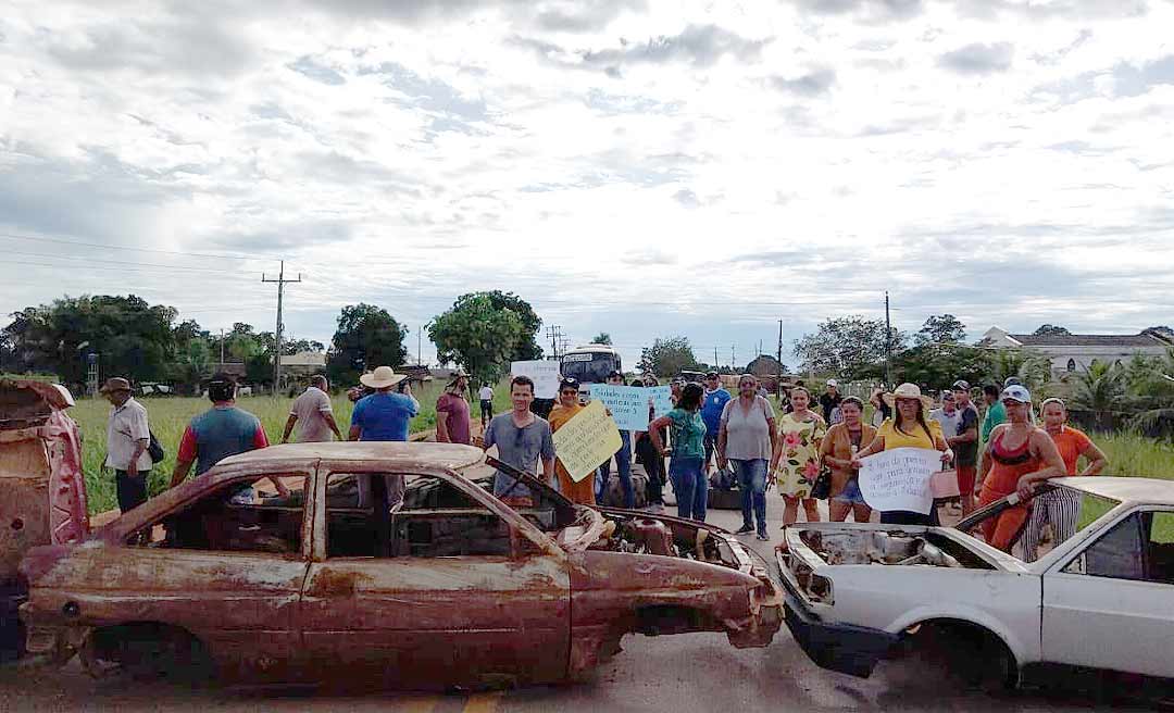 Moradores do Baixa Verde fecham BR-364 nas Quatro Bocas em protesto contra demora na reconstrução do trecho do Quinauá