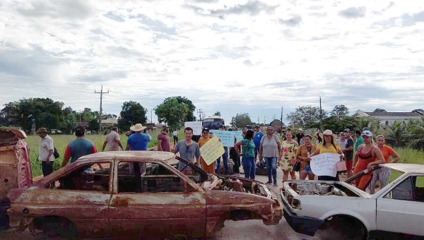 Moradores do Baixa Verde fecham BR-364 nas Quatro Bocas em protesto contra demora na reconstrução do trecho do Quinauá