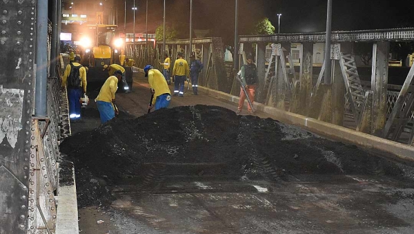 Deracre trabalha no recapeamento asfáltico da Ponte Metálica em Rio Branco