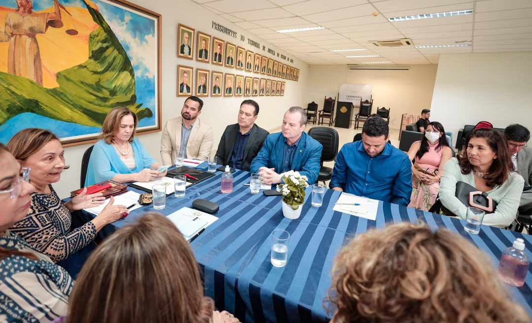 Representando a Aleac, Longo participa de reunião no TJAC para discutir combate à violência nas escolas