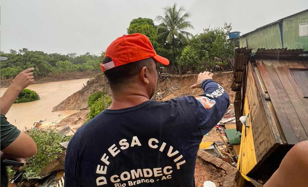 Casas desmoronam às margens do rio Acre no bairro Cidade Nova