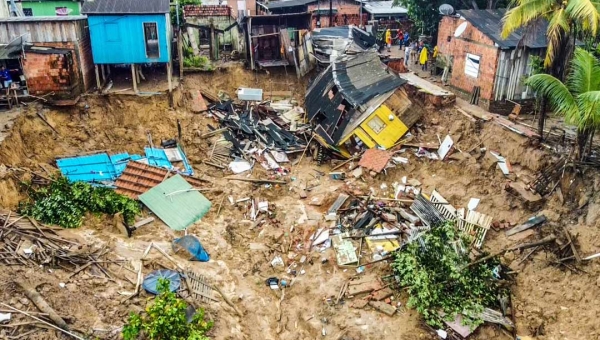 Em Rio Branco, 550 famílias não poderão retornar para suas casas por causa do risco de desmoronamento, diz Defesa Civil