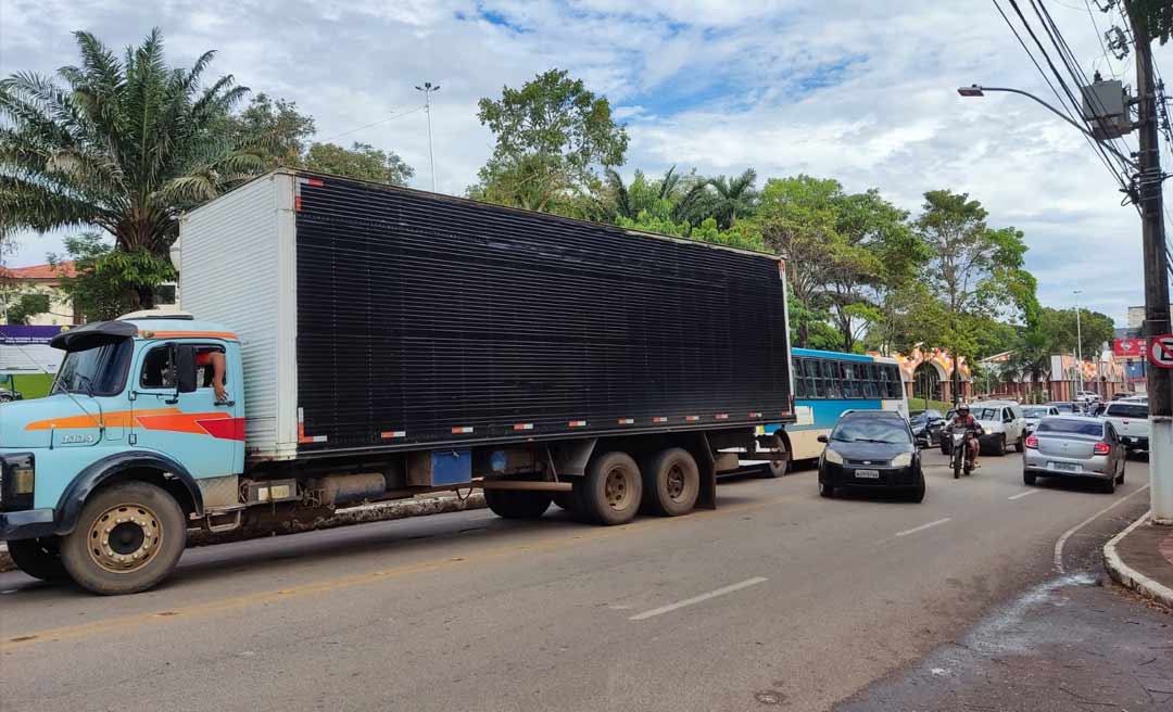 Caminhão quebrado e rua interditada deixam trânsito lento na Getúlio Vargas