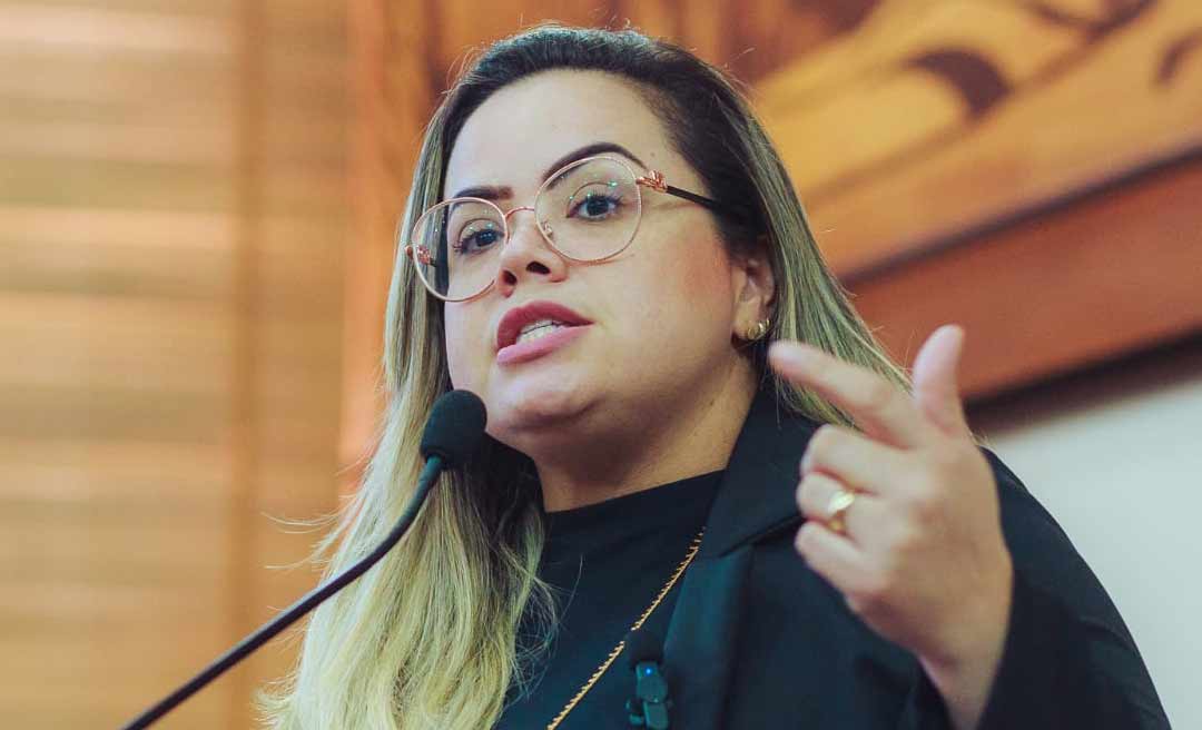 Michelle Melo deixa claro que está do lado dos servidores, durante discurso