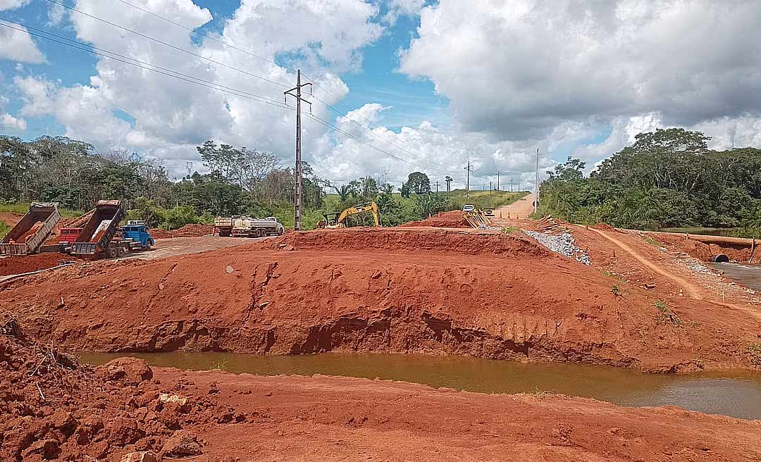 Após mais de um mês, trecho da BR-364 no Quinauá continua interditado por causa de desmoronamento