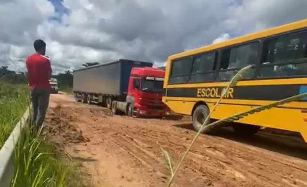 Carreta é puxada por ônibus escolar após atolar na BR-364 no Acre