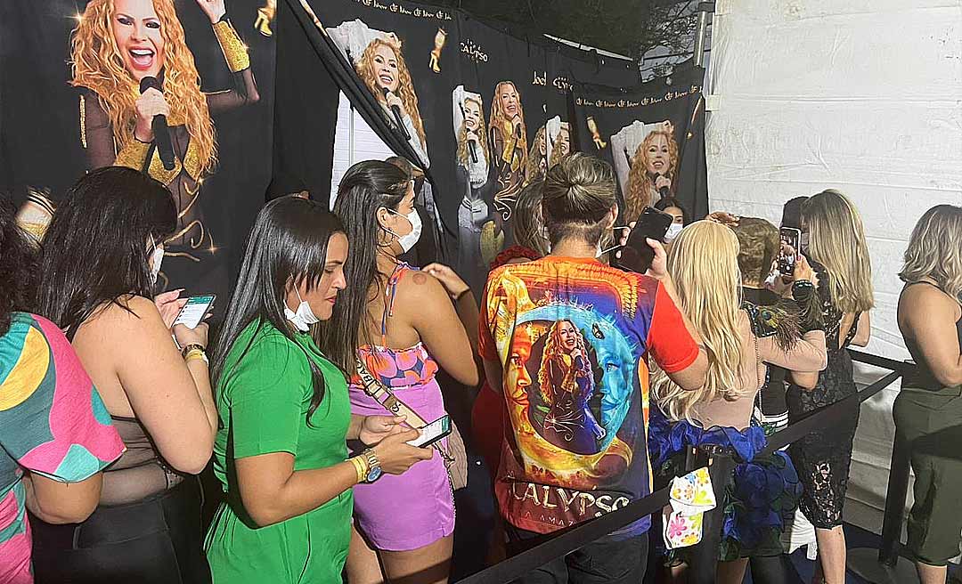 Joelma libera acesso e fãs fazem fila para entrar no camarim da cantora