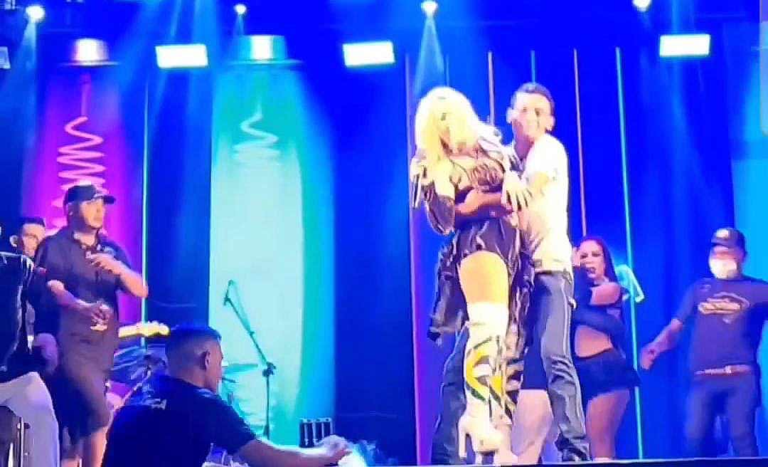 Fã invade palco, abraça Joelma e assusta cantora em show em Rio Branco